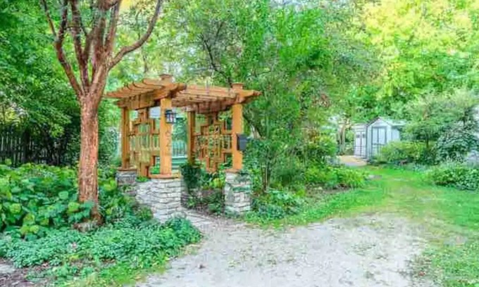 Glen Ellyn Haus | Earthy Hobbit Home w/ Privacy & Serenity - Near Wheaton College & Downtown