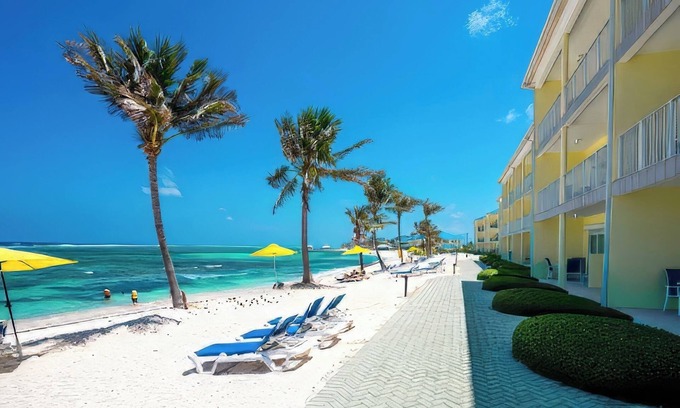 Colliers Bay Eigentumswohnung | East End Dream, Resort Living Without the Extra Fees!