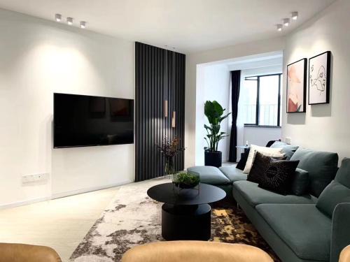 Jing'an Wohnung | Eastern Hub - Jing'an Temple Branch Stylish 3-Bedroom in Bustling Area, Surrounded by Trendy Bistro and Bar Street, Only 100m from Subway