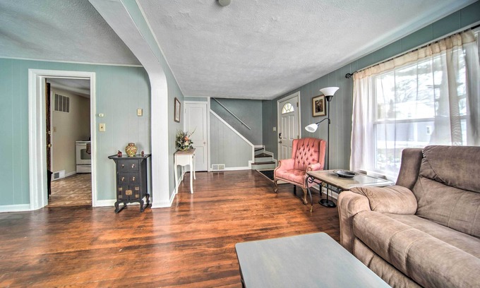 Eastlake Wohnung | Eastlake Home w/ Patio < 1 Mi to Lake Erie!