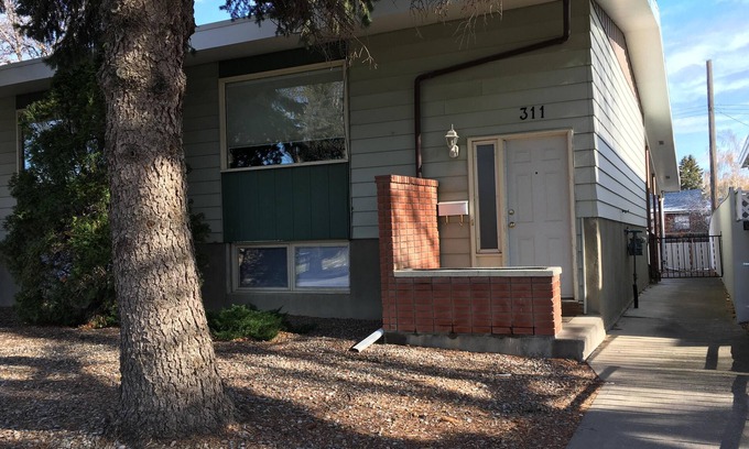 South Lethbridge Haus | Easy Access Full Duplex - Sleeps 12