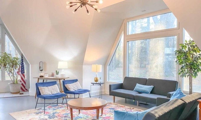 Normal Haus | Eccentric Geodesic Dome-Home Near Downtown Hville