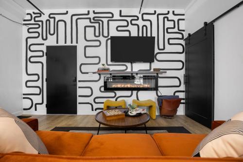 Traverse City Wohnung | Eclectic Condo with Hot Tubs and E-Bikes