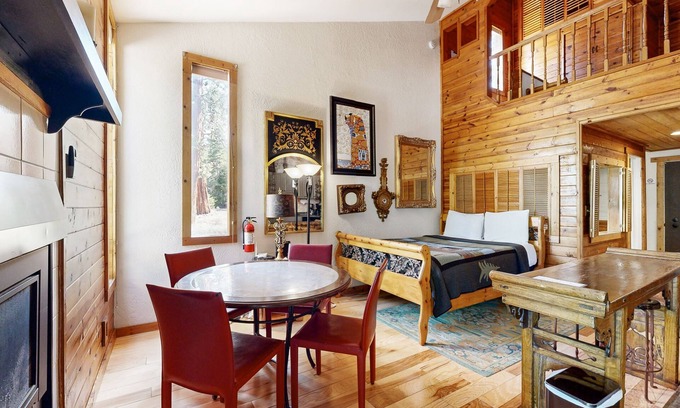 Kings Beach Eigentumswohnung | Eclectic second floor condo w/ loft, balcony, & gas fireplace - family friendly