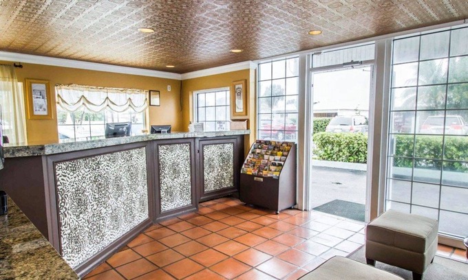 Cocoa Beach Hotel | Econo Lodge Cocoa Beach - near the Port