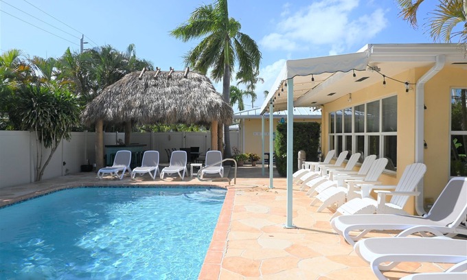 Lauderdale-by-the-Sea Haus | Edens Reef- 5BR/5.5 bath home with pool, tiki huts close to BEACH