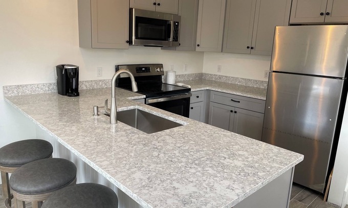 Katama Hütte | Edgartown cottage in a garden setting. New and near bike path in Katama