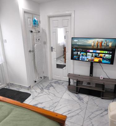 Reading Haus | Edlin Guest House