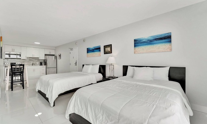 Bermuda Riviera Wohnung | Efficiency with City Views