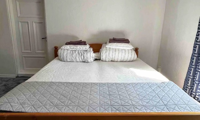 Stromsund Municipality Wohnung | Eget Enkelt Dubbelrum med Hall i Modernt Hem, Naturnära