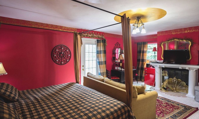 L'Anse Haus | Eiffel tower retreat