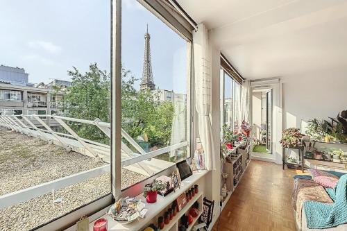 Grenelle Wohnung | Eiffel Tower view from charming T2