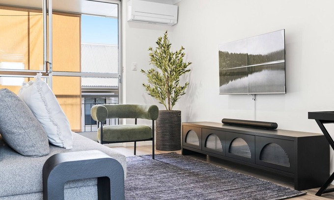 Hawthorne Wohnung | Elegant 2-Bed with Balcony by Parks and Amenities