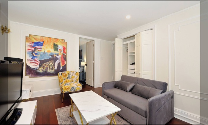 Little Italy Wohnung | Elegant 2BR/1BA Apt in the Heart of NYC!