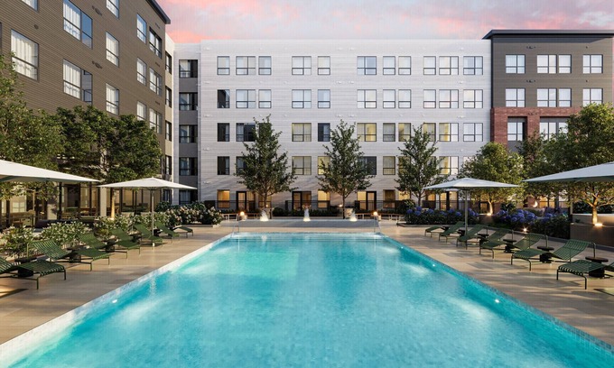 Everett Wohnung | Elegant 2BR - 2BA Oasis with Pool & Gym
