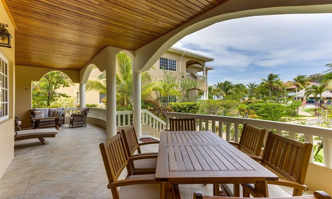 Placencia Eigentumswohnung | Elegant 2BR Villa w/ Shared Pool, Beachfront Prop.