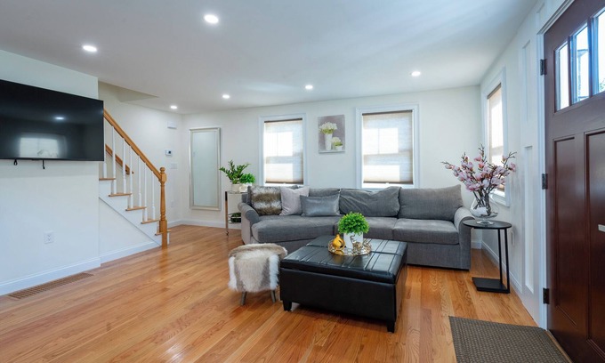 Readville Wohnung | Elegant 4BR/3BR Home w/Yard & 4 Parking in Dedham