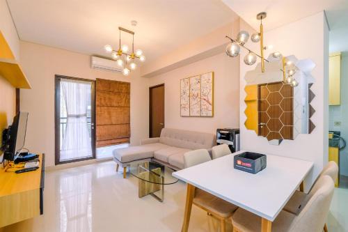 Depok Wohnung | Elegant and Comfy 3BR Transpark Cibubur Apartment By Travelio