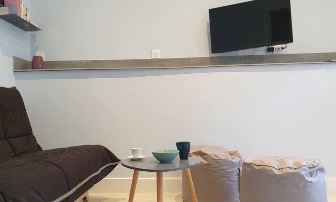Granville Wohnung | Elegant and functional 2-room studio, 5 minutes from the train station and 10 minutes from the beach!