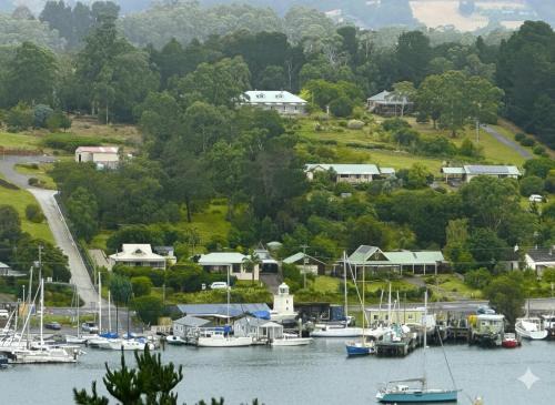 Huon Valley Bootsverleih | Elegant and scenic floating boat house