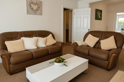 Cradley Haus | Elegant & Cozy 3 Bed End Terraced Stay