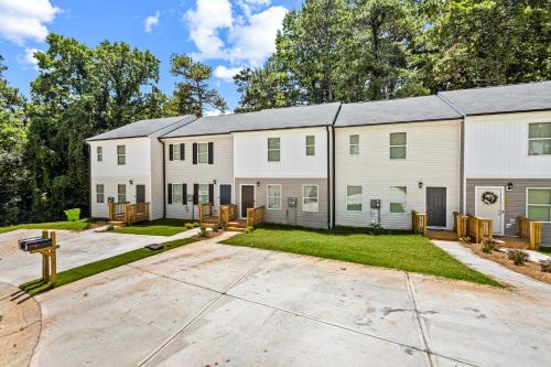 Austell Haus | Elegant Escape Near Six Flags with WiFi, AC