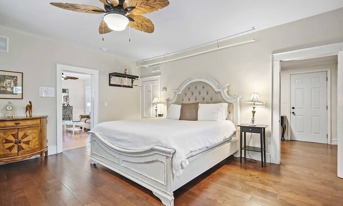 Downtown Historic District Wohnung | Elegantes und geräumiges, haustierfreundliches Apartment in der Innenstadt eines Hauses aus den 1890er Jahren!