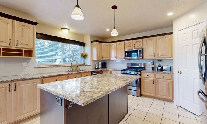 Clearfield Haus | Elegant home with large yard, gas grill & gas fireplace