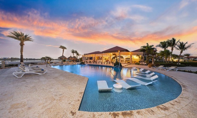 Malmok Haus | Elegant Retreat in Gated Community ~Close to Beach