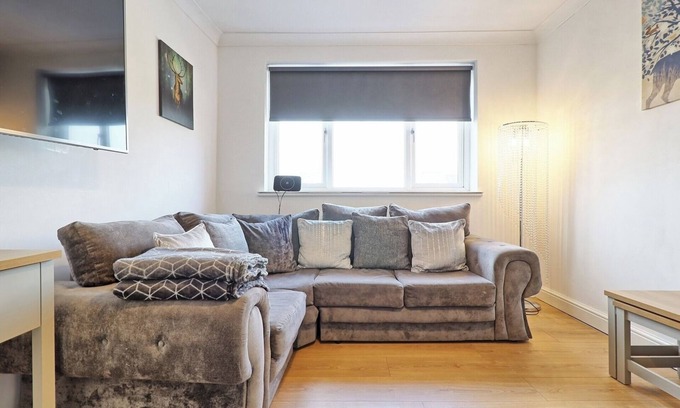 Rayleigh Wohnung | Elegant Retreat near Station, Pet-Friendly