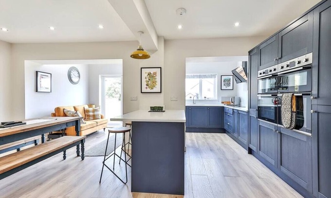 Sheffield Haus | Elegant Retreat Nook at Peak District Gateway