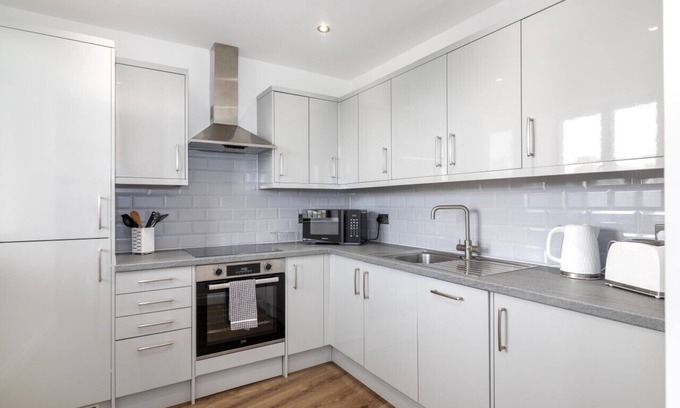Brentwood Wohnung | Elegant, Spacious , Luxury 2 bed, apartment with Parking