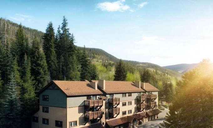 Vail Wohnung | Elegant Streamside at Vail Studio with Outdoor Pool