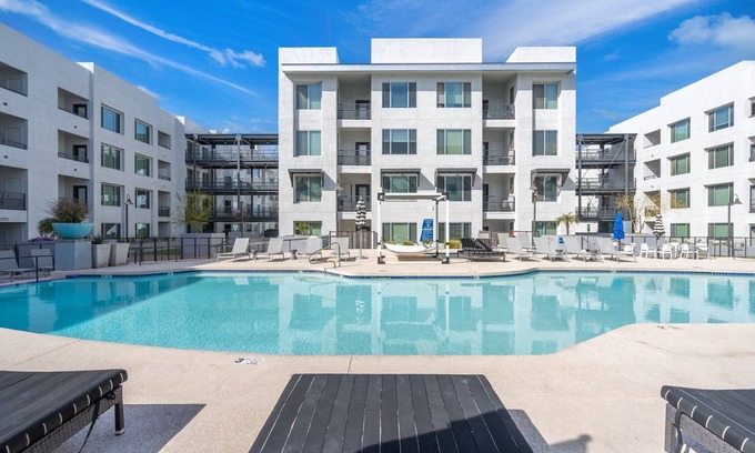 Riverside Wohnung | Elegant Tempe Hideaway: Private Patio, Resort-Style Amenities