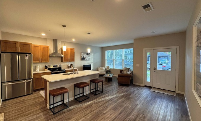 Roosevelt Haus | Elegant Townhouse near NDSU and Downtown Fargo #101