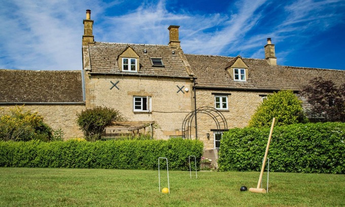 Burford Hütte | Elegantly furnished holiday home in the Cotswolds with a hot tub - Stonelands