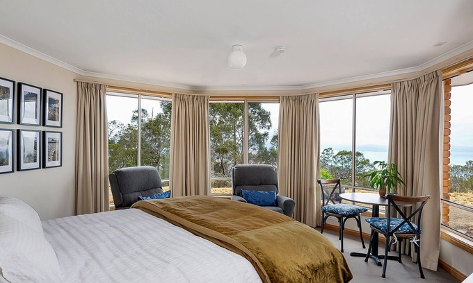 Acton Park Wohnung | Elevated Retreat: 100+ Acres with Stunning Water Views; refreshing and blissful!