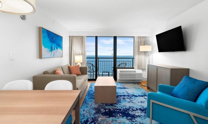 Golden Mile Eigentumswohnung | Elevated Serenity:Ninth Floor Beachfront Getaway