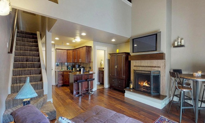 Elkhorn Village Hotel | Elkhorn Angani 81