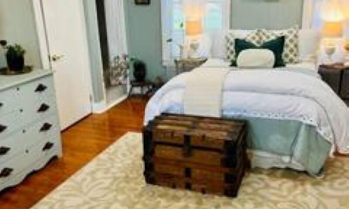 Bridgton Haus | Ell Suite walk to town beach