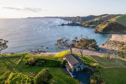 Rawhiti Haus | Elliot Bay - Hilltop Cottage