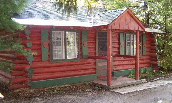 Grawn Kabine | Ellis Lake Resort - Fichtenblockhaus-Interlochen / Traverse City