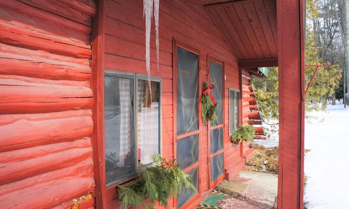 Grawn Resort | Ellis Lake Resort - Tamarack Logroom-Interlochen / Traverse City