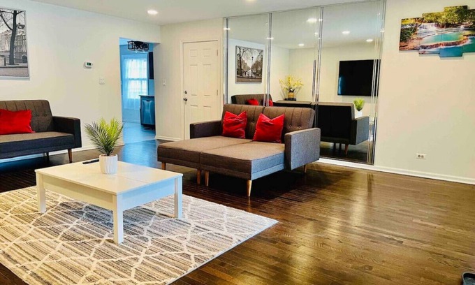 Elmhurst Haus | "Elmhurst Oasis: Extended O'Hare Stay"