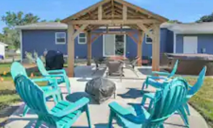 Northview Haus | ELYSIUM * HotTub 4bed 2bath Near EVERYTHING!