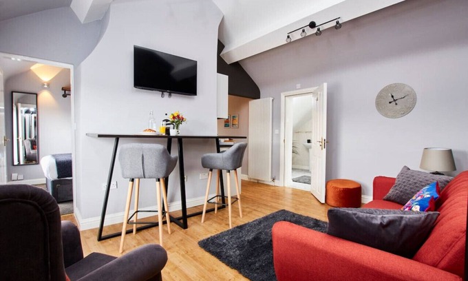 Castle Donington Wohnung | EMA Apt. Spacious & Stylish, Health Club Access