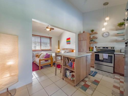 Coco Haus | Emerald Haven Second Floor Studio Mins From Beach
