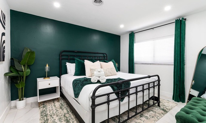 Garden Isles Haus | Emerald Oasis - Stylish 2BD Near Beach & Hwy I-95