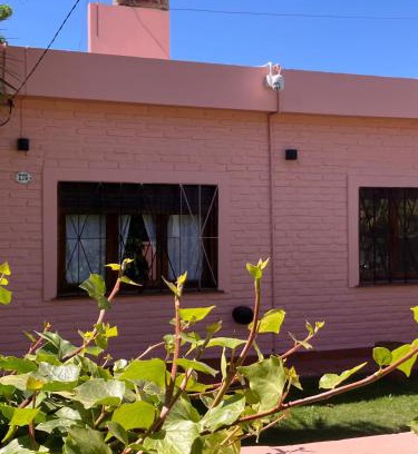 Chascomus Haus | Encantadora y espaciosa casa a dos cuadras de la Laguna, con pileta y parque