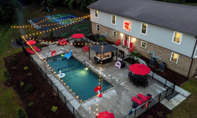 Barium Springs Haus | "Enchanted Forest" - Pool, Hot tub, Pond, Pickleball, Basketball, Putt Putt ++++